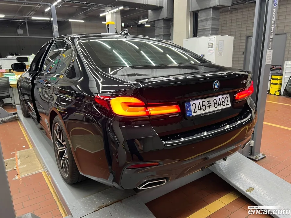 BMW 5 Series 530e M 2023 — thumbnail 3