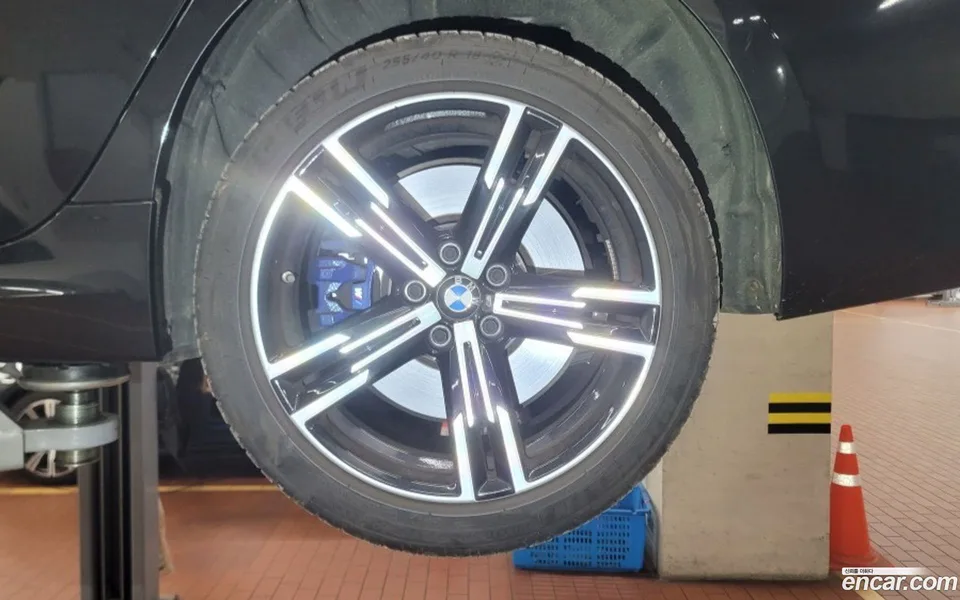 BMW 3 Series 320i M 2023 — thumbnail 2