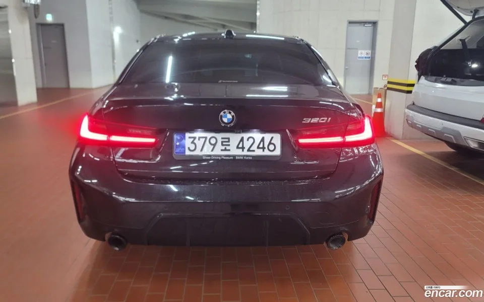 BMW 3 Series 320i M 2023 — thumbnail 3