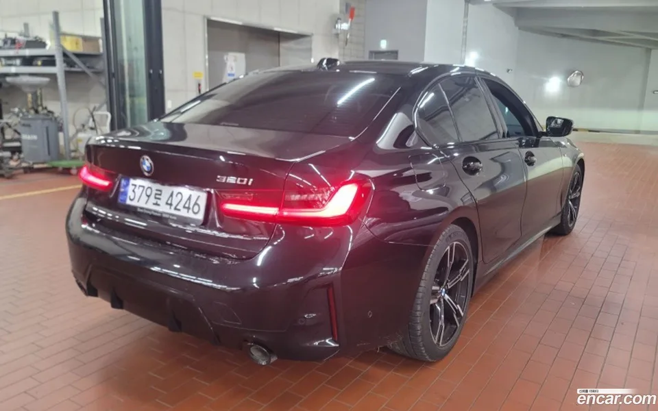 BMW 3 Series 320i M 2023 — thumbnail 4