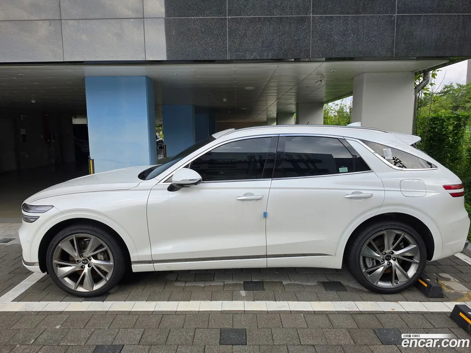 Genesis GV70 2.5T AWD 2025 — photo 1, buy with delivery to Moscow