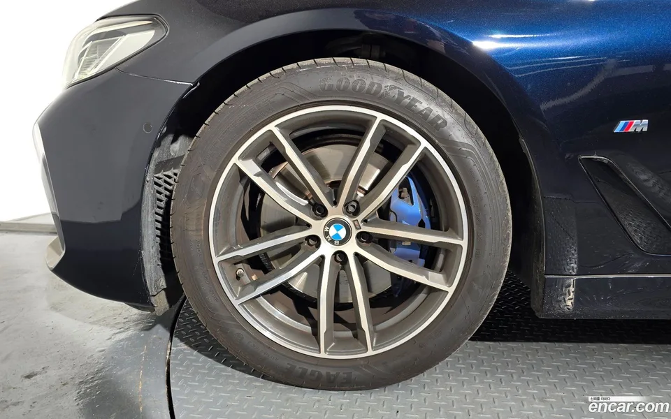 BMW 5 Series 520i M 2023 — thumbnail 2