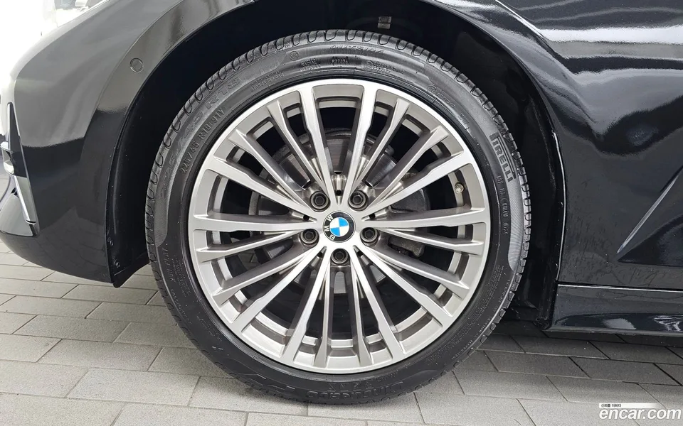 BMW 3 Series 320i 2022 — thumbnail 5