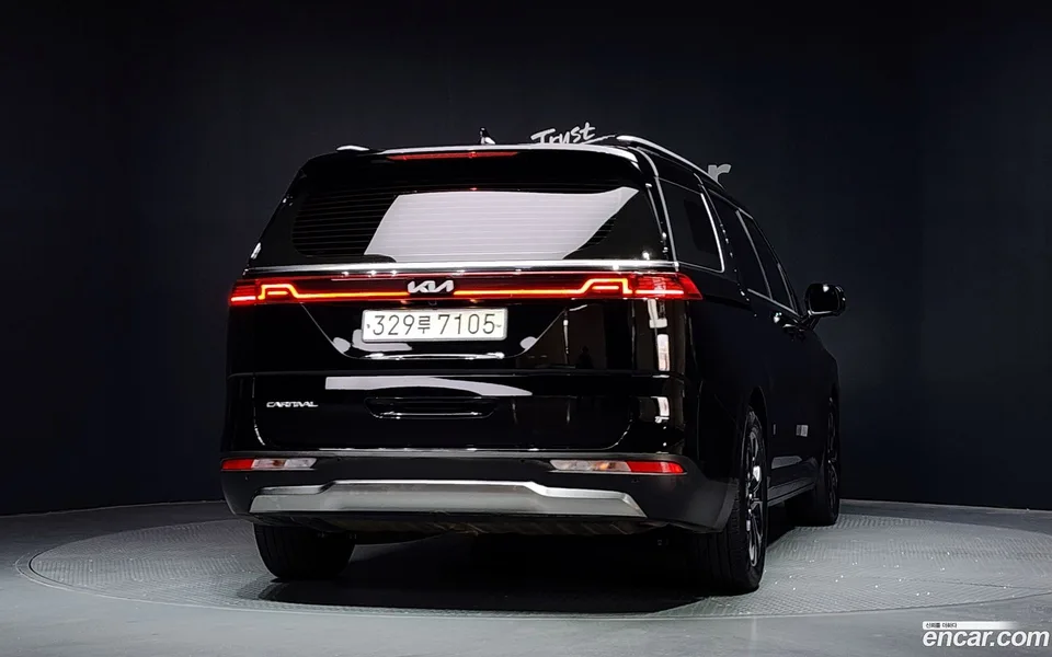 Kia Carnival 9 2023 — thumbnail 4