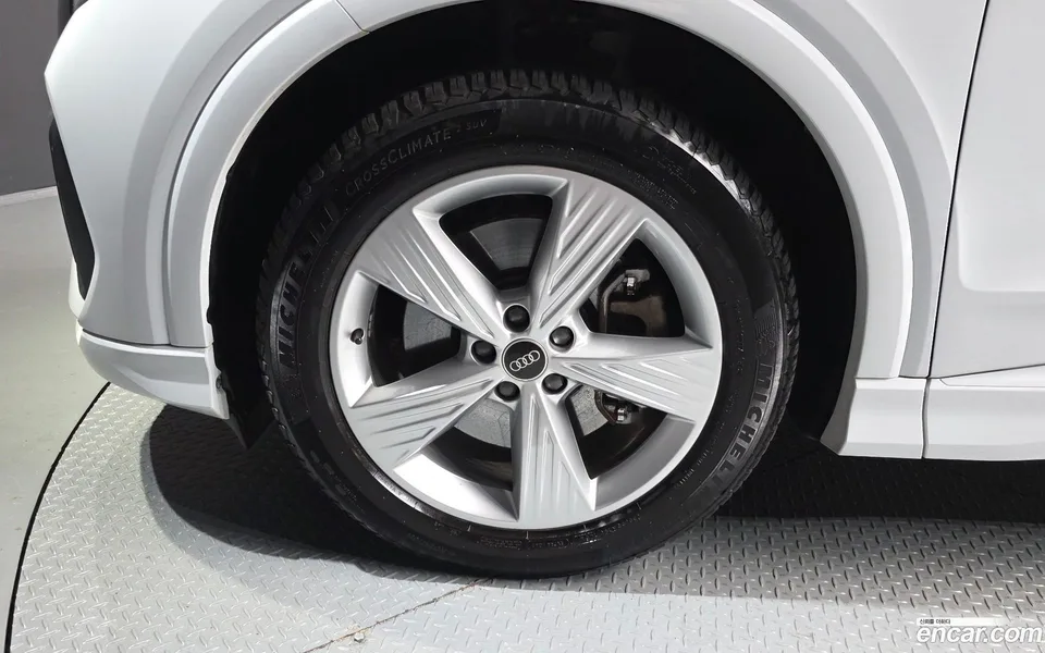 Audi Q4 e-tron 40 2023 — thumbnail 5