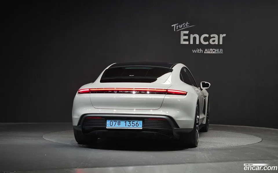 Porsche Taycan 2023 — thumbnail 4