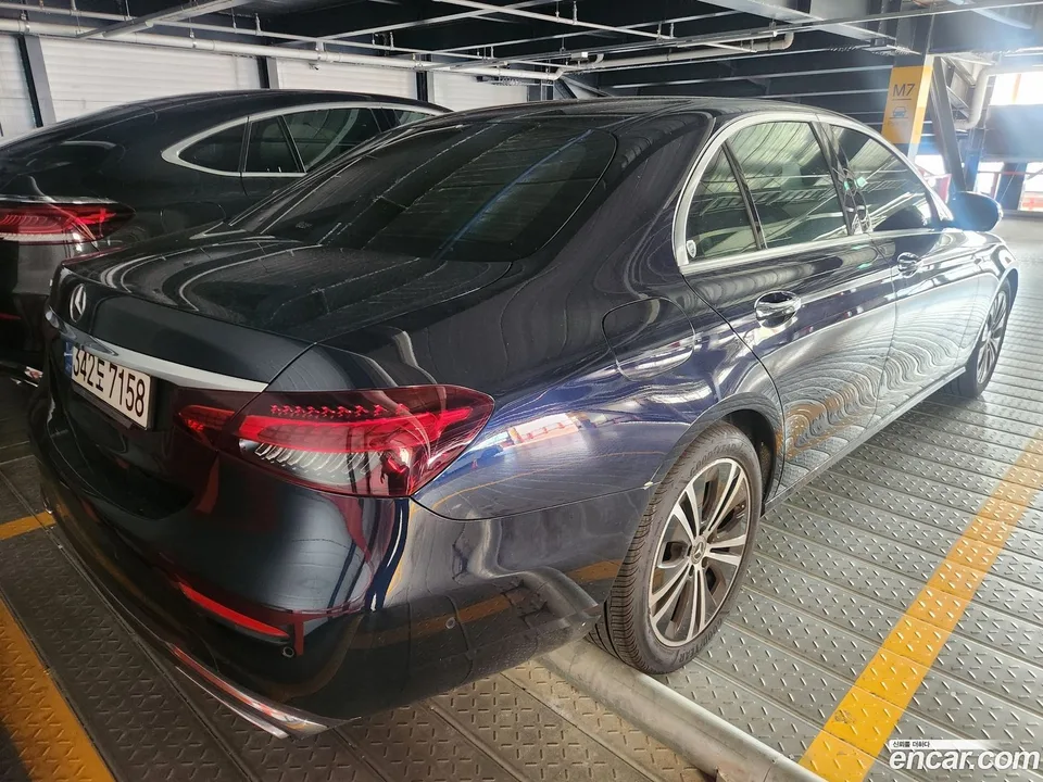 Mercedes-Benz E-Class E250 2022 — thumbnail 2