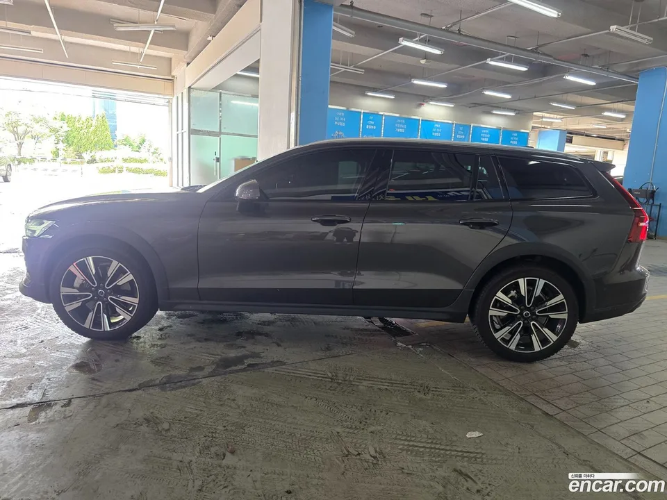 Volvo V60 Cross Country B5 AWD 2024 — thumbnail 2