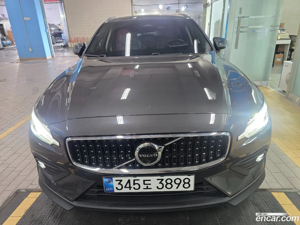 Volvo V60 Cross Country B5 AWD 2024 — thumbnail 3