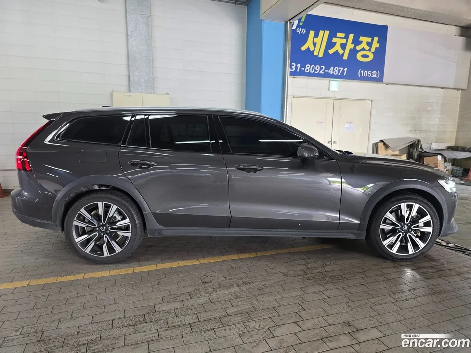 Volvo V60 Cross Country B5 AWD 2024 — thumbnail 4