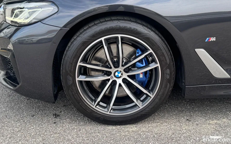 BMW 5 Series 520i M 2023 — thumbnail 2