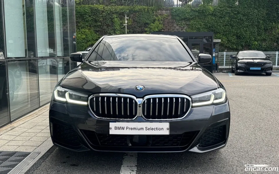 BMW 5 Series 520i M 2023 — thumbnail 3