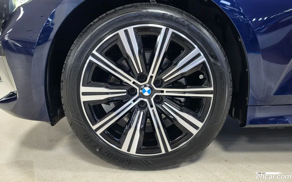 BMW 3 Series 320i 2025 — thumbnail 2