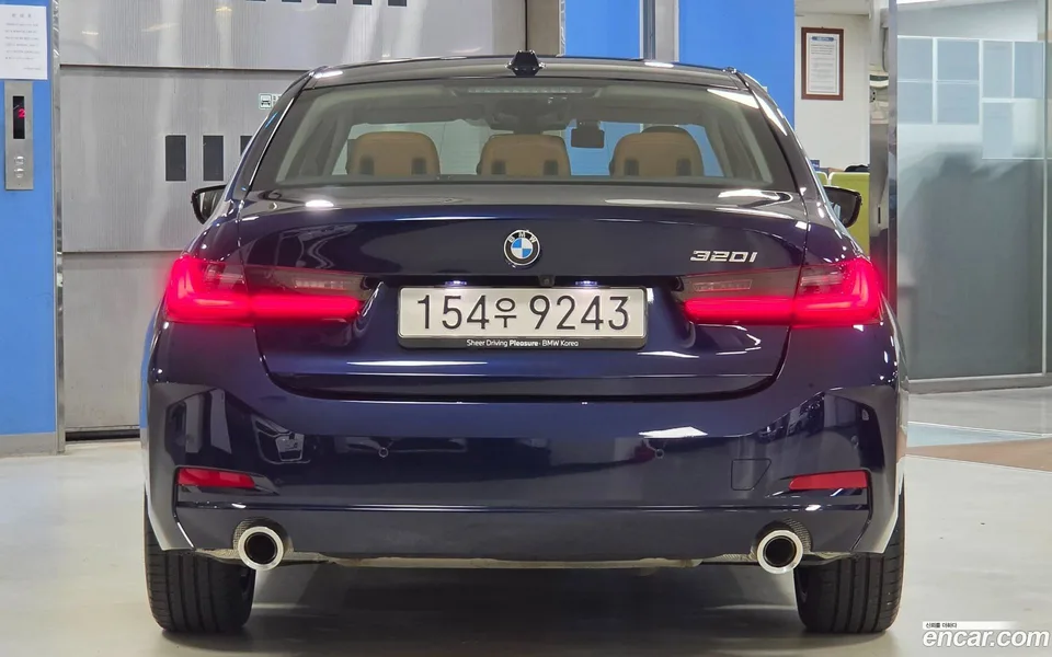 BMW 3 Series 320i 2025 — thumbnail 4