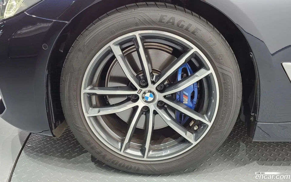 BMW 5 Series 520i M 2023 — thumbnail 2
