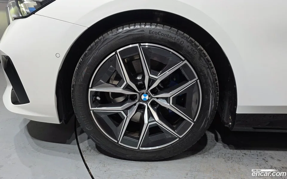BMW 5 Series 520i 2025 — thumbnail 2