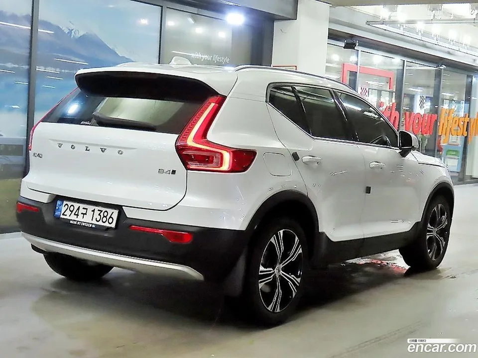 Volvo XC40 B4 2022 — thumbnail 4