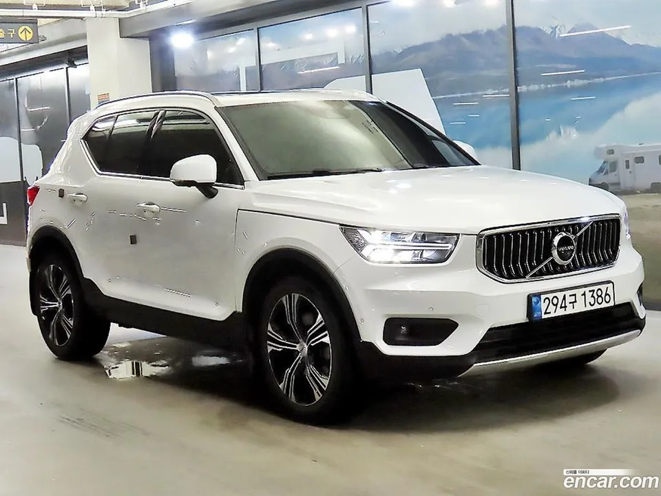 Volvo XC40 B4 2022 — photo 1, buy with delivery to Moscow
