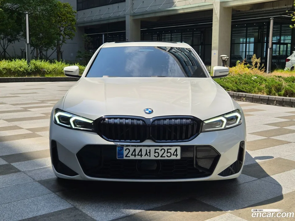 BMW 3 Series 320i M 2023 — thumbnail 3