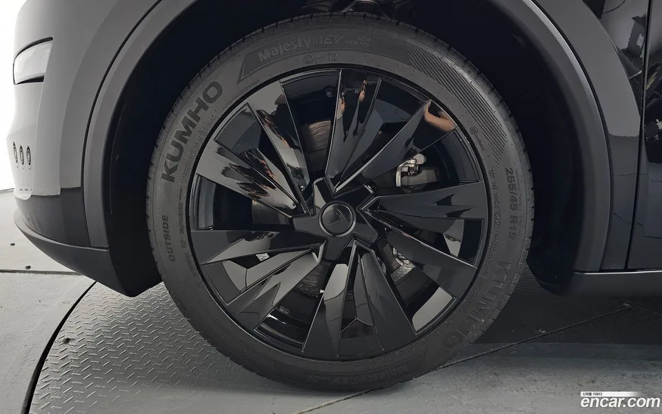 Tesla Model Y RWD 2025 — thumbnail 2