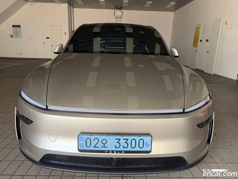 Tesla Model Y L AWD 2026 — thumbnail 3