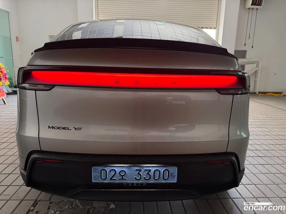 Tesla Model Y L AWD 2026 — thumbnail 4