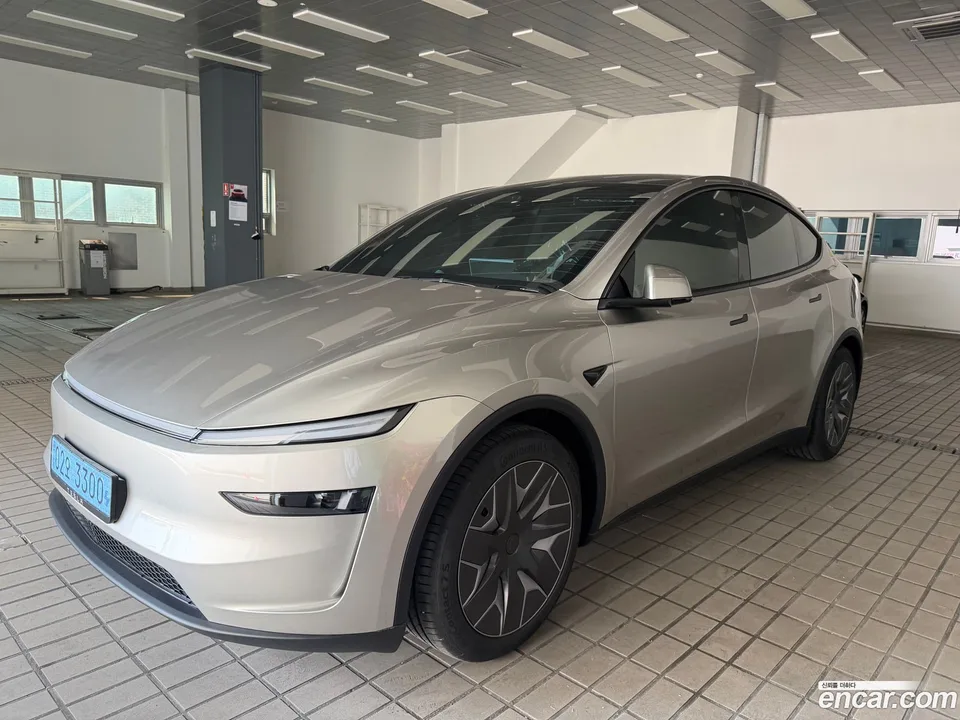 Tesla Model Y L AWD 2026 — photo 1, buy with delivery to Moscow