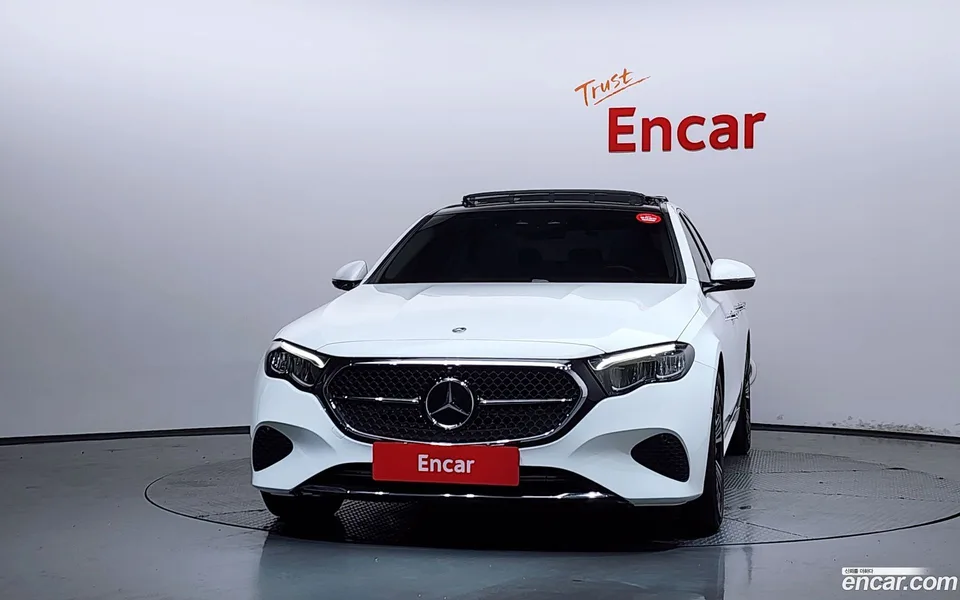 Mercedes-Benz E-Class E200 2024 — thumbnail 3