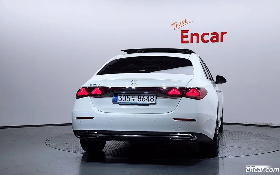 Mercedes-Benz E-Class E200 2024 — thumbnail 4