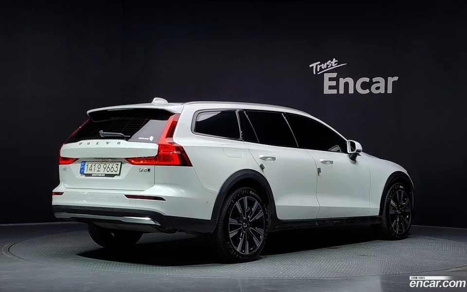Volvo V60 Cross Country B5 AWD 2023 — thumbnail 2