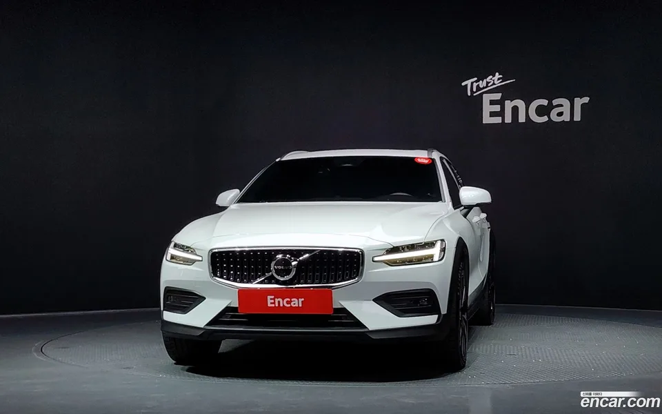 Volvo V60 Cross Country B5 AWD 2023 — thumbnail 3