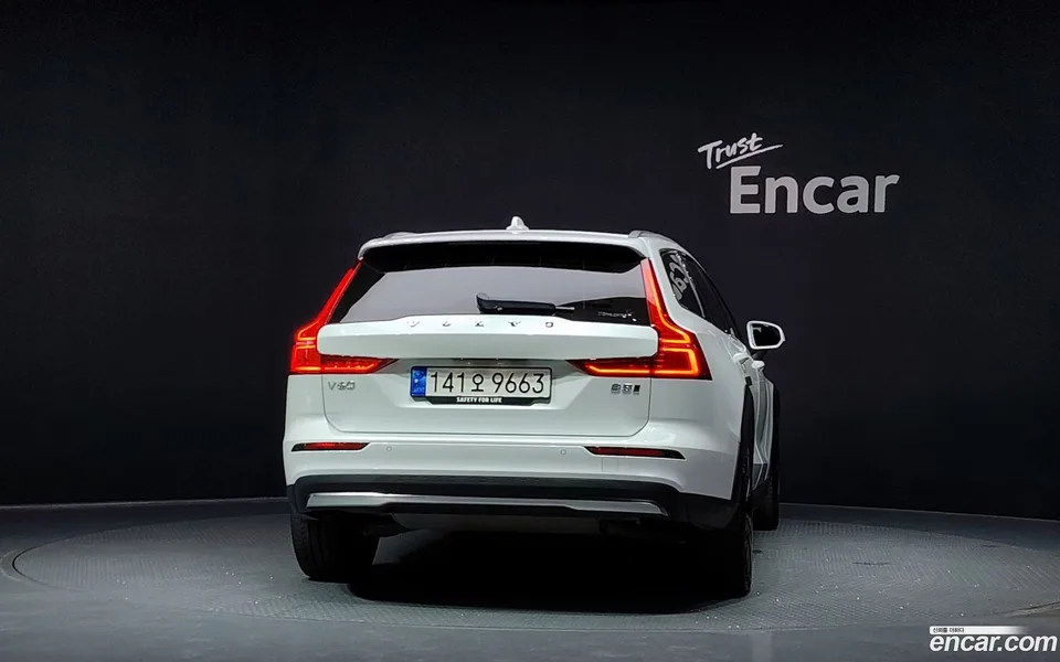 Volvo V60 Cross Country B5 AWD 2023 — thumbnail 4