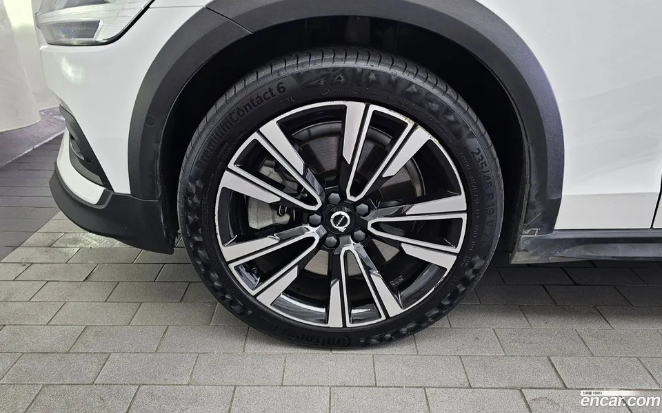 Volvo V60 Cross Country B5 AWD 2023 — thumbnail 5