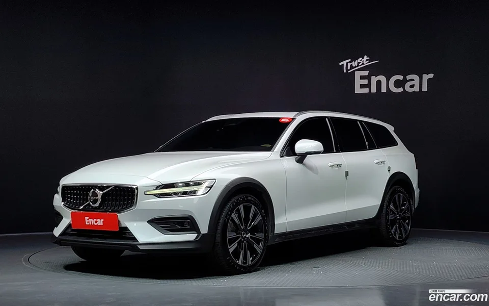 Volvo V60 Cross Country B5 AWD 2023 — photo 1, buy with delivery to Moscow