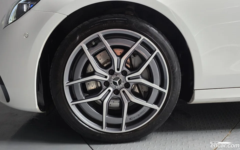 Mercedes-Benz E-Class E220d 4MATIC AMG Line 2023 — thumbnail 2