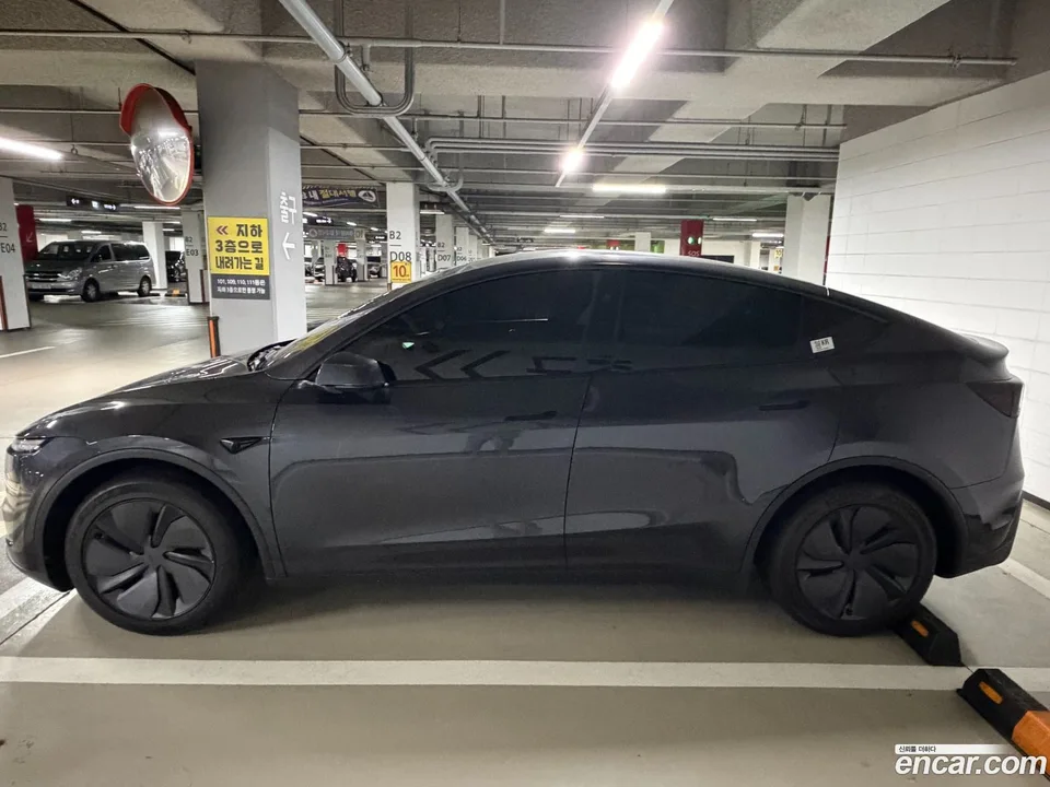 Tesla Model Y RWD 2026 — thumbnail 3