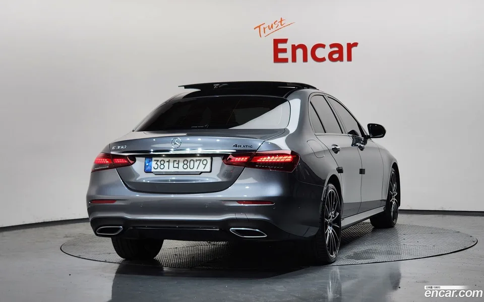 Mercedes-Benz E-Class E350 4MATIC AMG Line 2023 — thumbnail 4