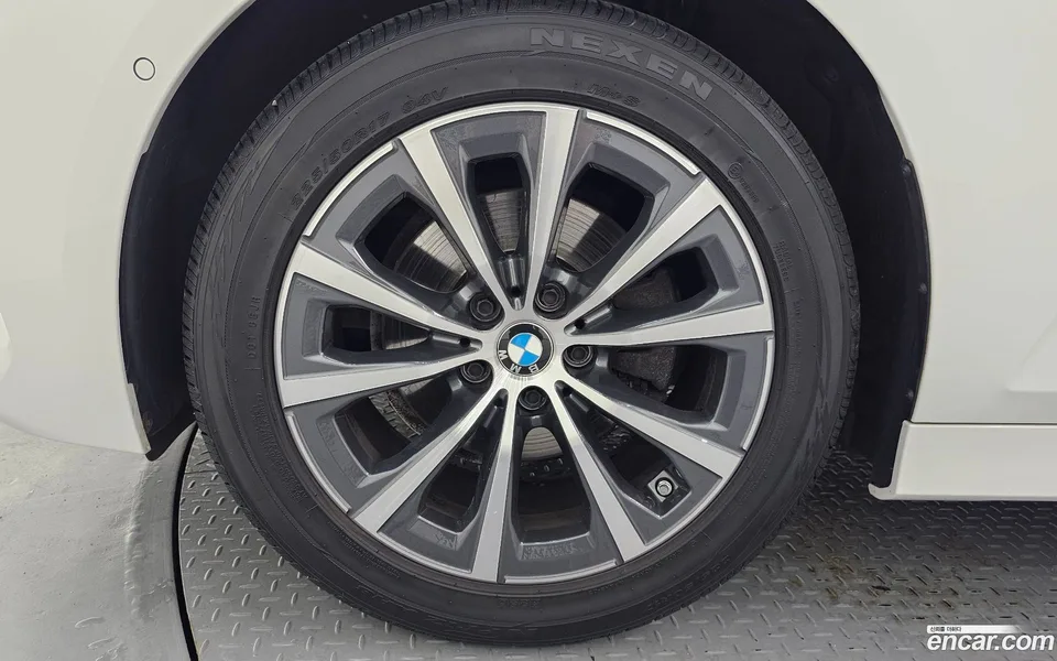 BMW 3 Series 320i 2023 — thumbnail 2
