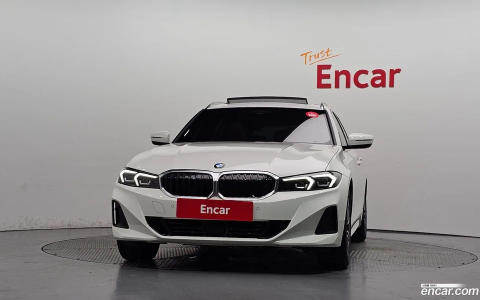 BMW 3 Series 320i 2023 — thumbnail 3