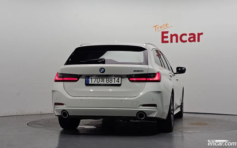 BMW 3 Series 320i 2023 — thumbnail 4