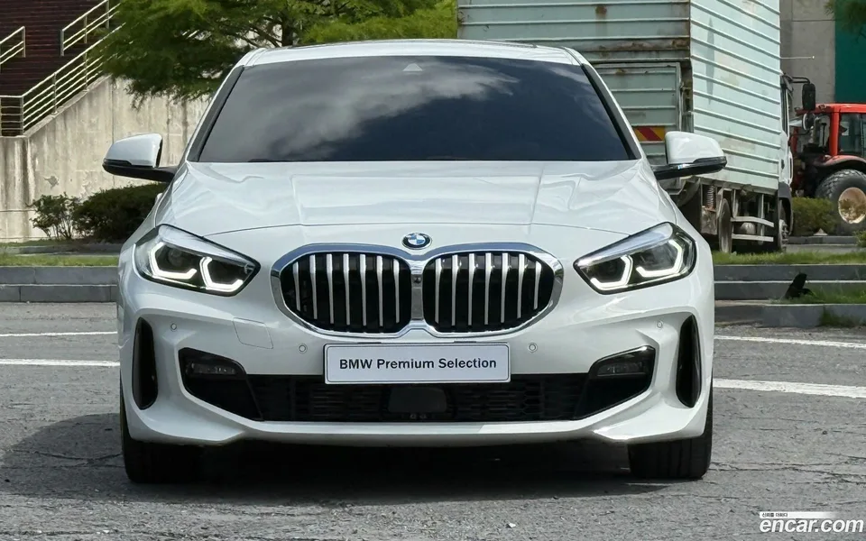 BMW 1 Series 120i M 2023 — thumbnail 3