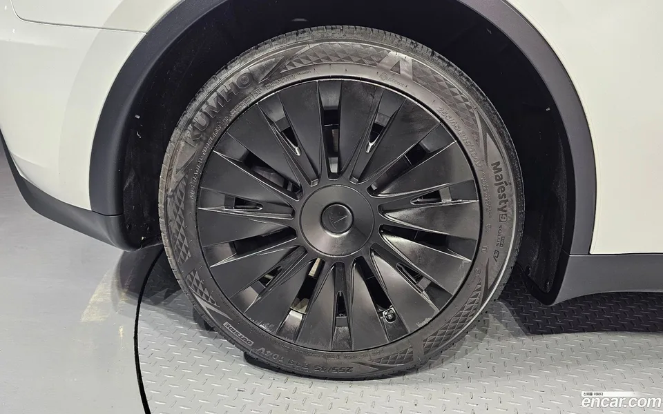 Tesla Model Y RWD 2023 — thumbnail 2