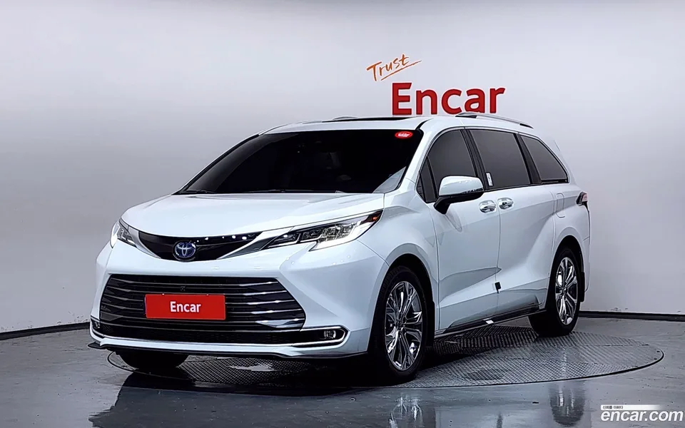 Toyota Sienna 2.5 2WD 2022 — photo 1, buy with delivery to Moscow