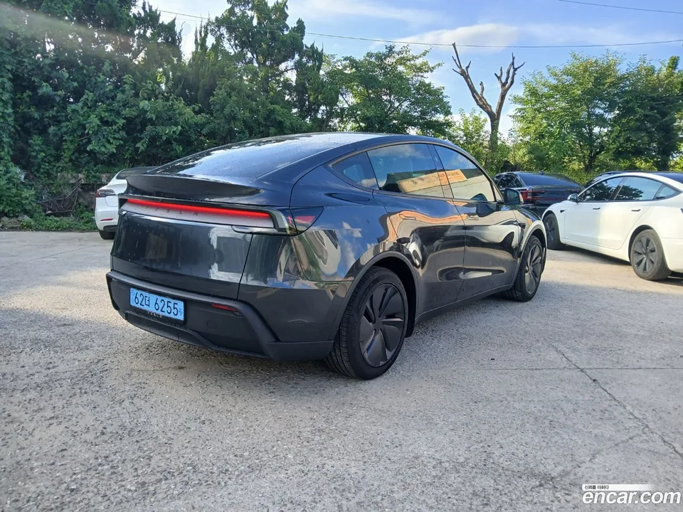 Tesla Model Y AWD 2025 — thumbnail 3