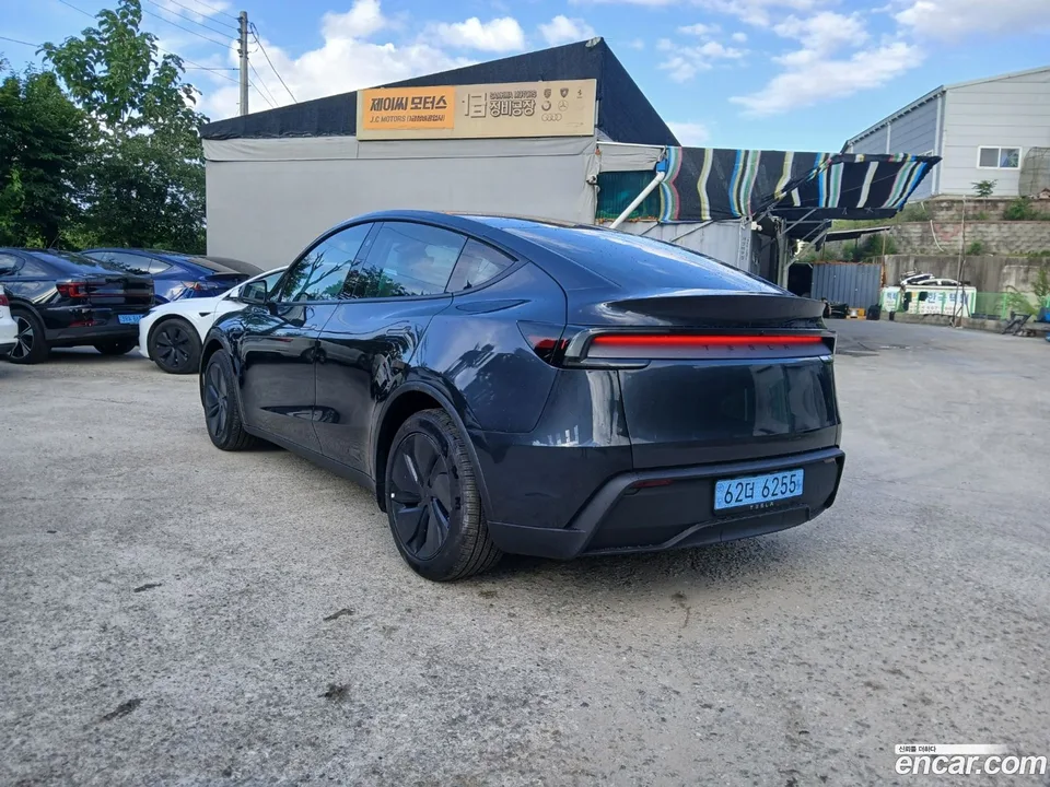 Tesla Model Y AWD 2025 — thumbnail 4
