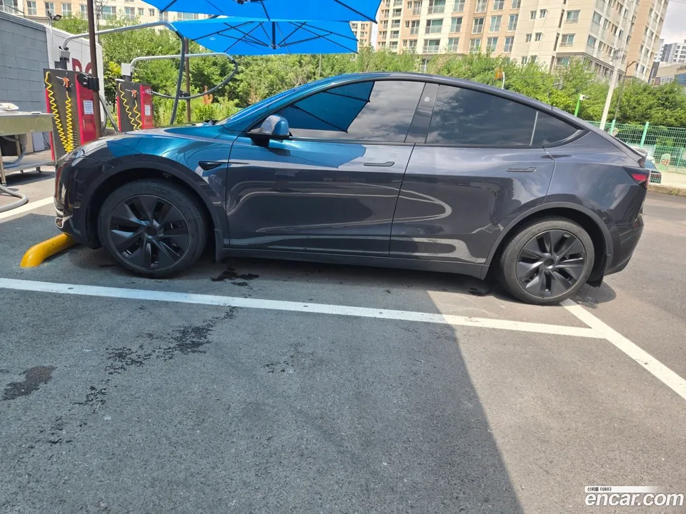Tesla Model Y RWD 2025 — thumbnail 3