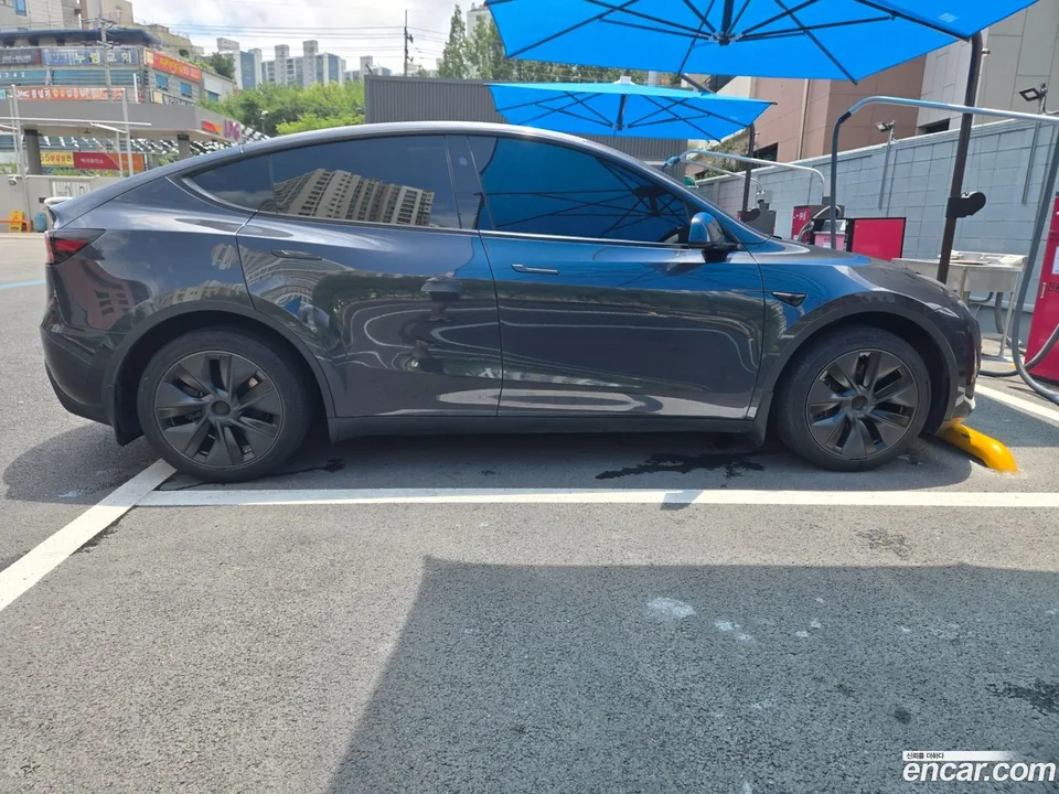 Tesla Model Y RWD 2025 — thumbnail 4