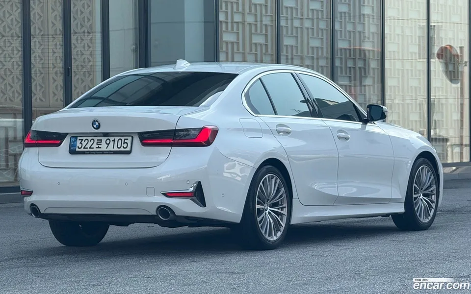 BMW 3 Series 320i 2022 — thumbnail 2