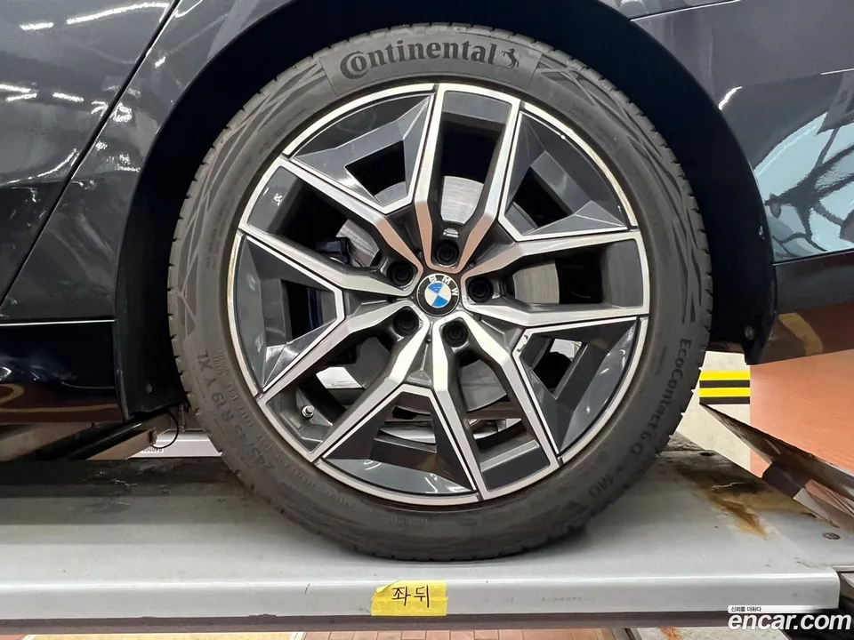 BMW 5 Series 520i M 2023 — thumbnail 2