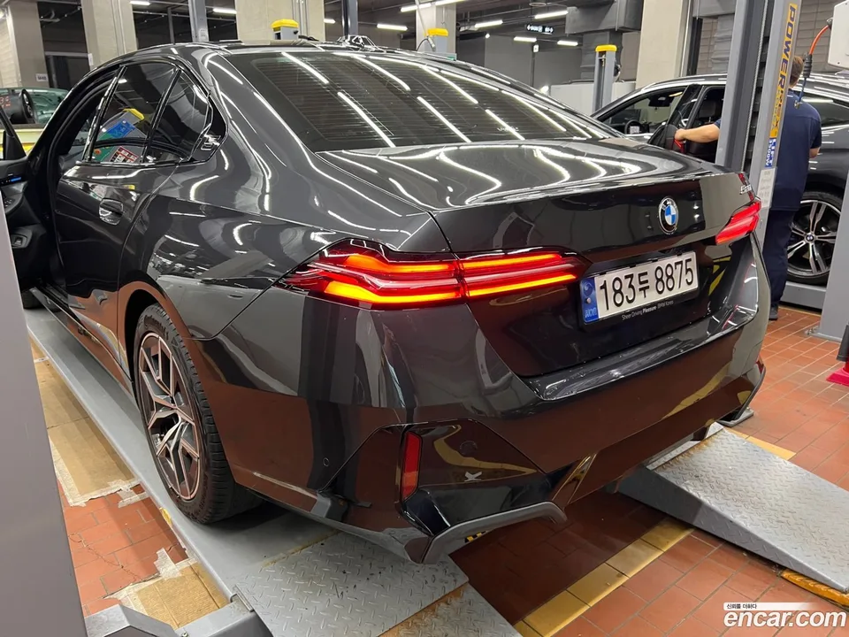 BMW 5 Series 520i M 2023 — thumbnail 3